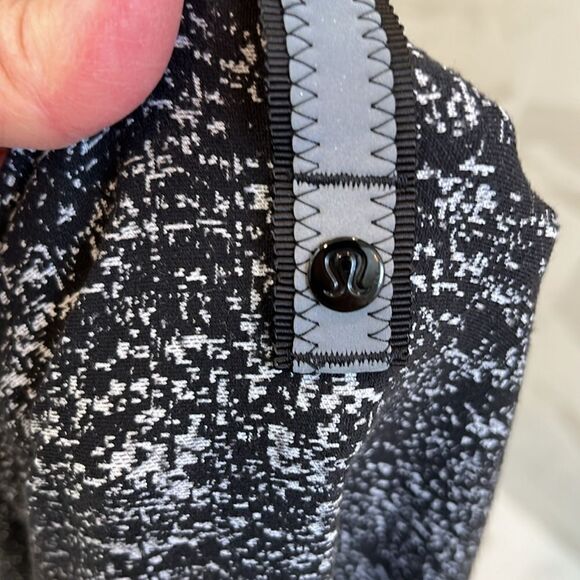 Lululemon Vinyasa Scarf Black Heathered Snap Wrap Size O/S - Picture 5 of 5